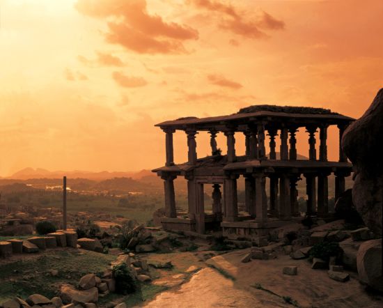 Karnatakas kulturelles Vermächtnis ab Goa: Hampi: Hemakuta Hill