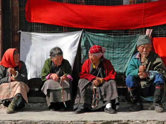 Im Land des Donnerdrachens ab Paro: Bhutan old people