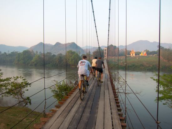 River Kwai Soft Adventure & Expérience avec les éléphants de Bangkok: River Kwai: suspension bridge