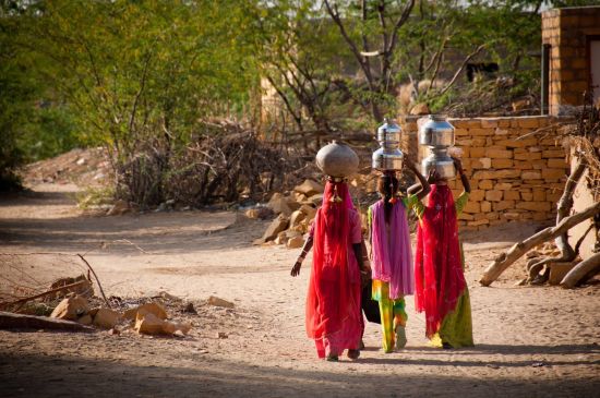 Unbekanntes Gujarat ab Ahmedabad: Gujarat: Indian Women carry water
