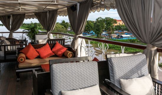 Flusskreuzfahrt nach Saigon ab Siem Reap: Jayavarman Funnel Bar Lounge