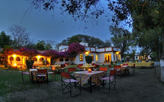 Mela Kothi - Chambal Safari Lodge ab Delhi: Mela Kothi - Chambal Safari Lodge: dining area outdoor