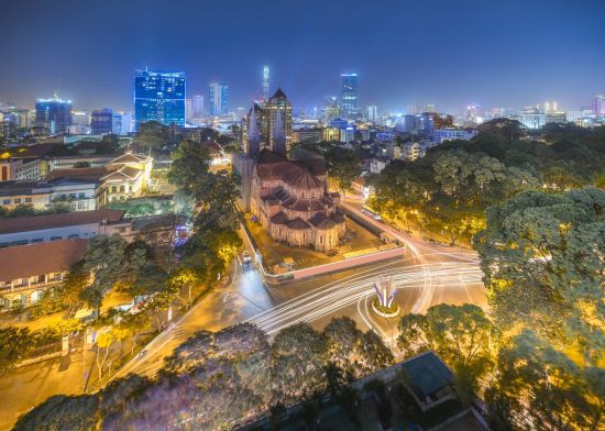 Le Vietnam pour les fins connaisseurs de Hanoi: Notre Dame cathedral at night