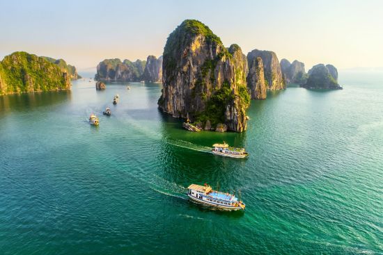 Le Vietnam pour les fins connaisseurs de Hanoi: Halong Bay: Aerial view floating fishing village and rock island