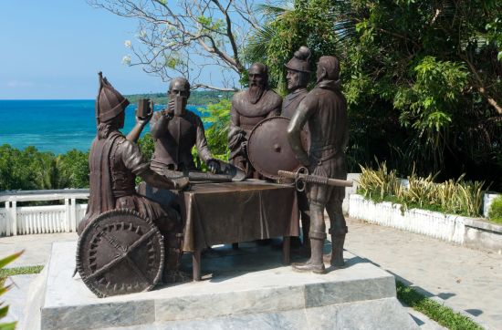 Naturwunder Bohol: Bohol Tagbilaran City Blood Compact statue