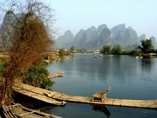 Rizières en terrasses & paysages montagneux de Guilin: Yangshuo: Karst landscape with river