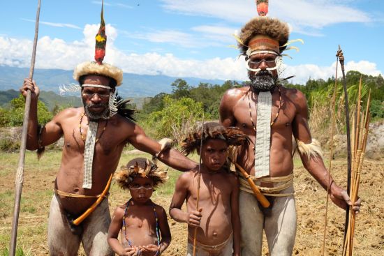 Papua - Reise in eine andere Zeit ab Jayapura: Dani Tribe Men with kids
