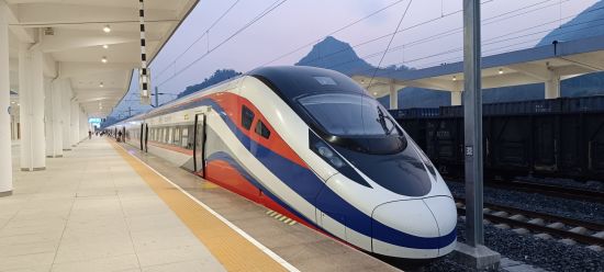 Laos Kompakt von Vientiane nach Luang Prabang: High speed train from Luang Prabang to Vientiane