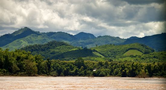 Naturschönheiten Nordlaos' ab Luang Prabang: Countryside around Nam Ou river in Laos