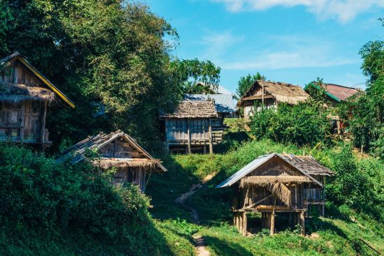 Naturschönheiten Nordlaos' ab Luang Prabang: Laos typical rural wooden houses