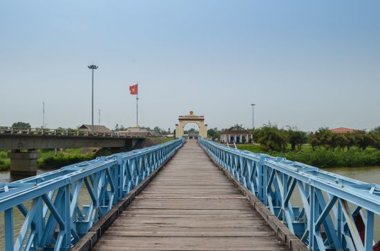 Zentralvietnam aktiv erleben ab Hue: View at the Hien Luong Bridge, the former border between north- and south Vietnam
