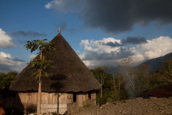 Flores - Traditionen, Riten und Vulkane ab Ende: Flores Ruteng traditional house