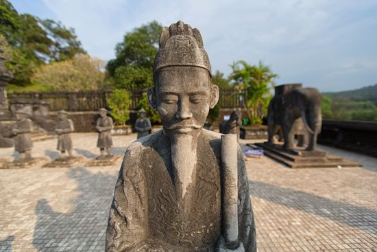 Grand voyage en Indochine de Hanoi: Hue Statues at the tomb of Emperor Khai Dinh