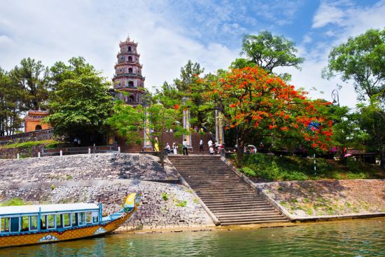 Zentralvietnam aktiv erleben ab Hue: Hue: Thien Mu pagoda with Perfume River