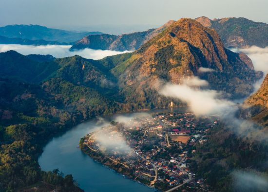 Naturschönheiten Nordlaos' ab Luang Prabang: Aerial view of Nong Khiaw village at sunrise