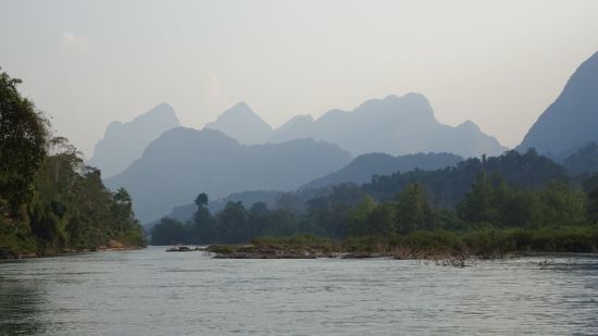 Naturschönheiten Nordlaos' ab Luang Prabang: Impressing mountains on Nam Ou River