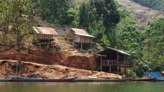 Naturschönheiten Nordlaos' ab Luang Prabang: Traditional village along Nam Ou River