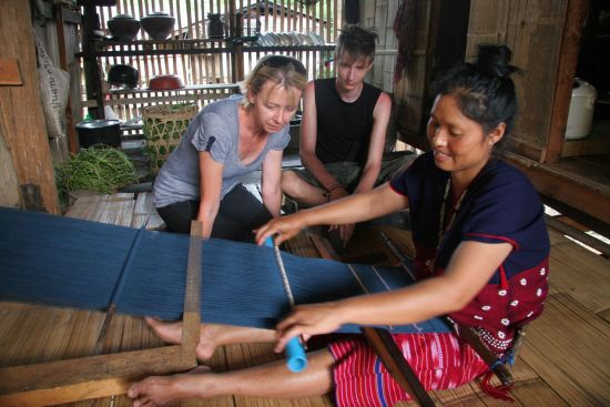 Die verborgene Welt der Bergvölker ab Chiang Mai: Northern Thailand Hilltribe woman weaving