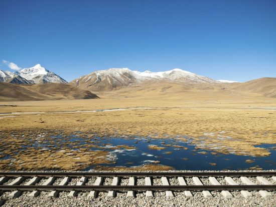 Avec le train du Tibet sur le toit du monde de Pékin: Tibet Train Landscape with rails