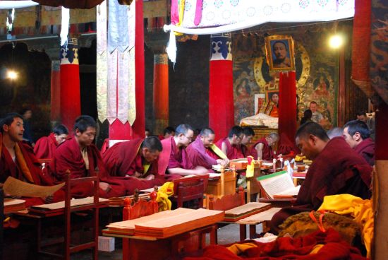 Avec le train du Tibet sur le toit du monde de Pékin: Tibetan Monks Gyantse Pelkhoer Chode Monastery