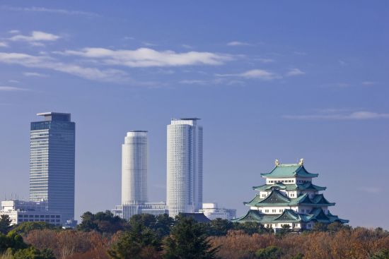 Kontrastreiches Japan ab Tokio: Nagoya Castle with skyline in the back