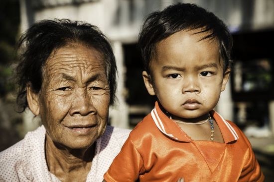 Laos Intensiv ab Vientiane: Old Lady with child