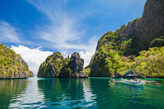 D’île en île individuellement aux Philippines de Manille: Palawan traditional filippino boat in the sea