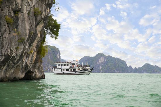 Halong Bucht Kreuzfahrten mit «Legend Halong» Privatboot ab Hanoi: exterior: Bhaya Legend 3-cabin