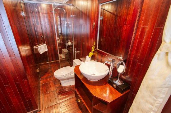 Halong Bucht Kreuzfahrten mit «Legend Halong» Privatboot ab Hanoi: room: Bhaya Legend Cabin Bathroom