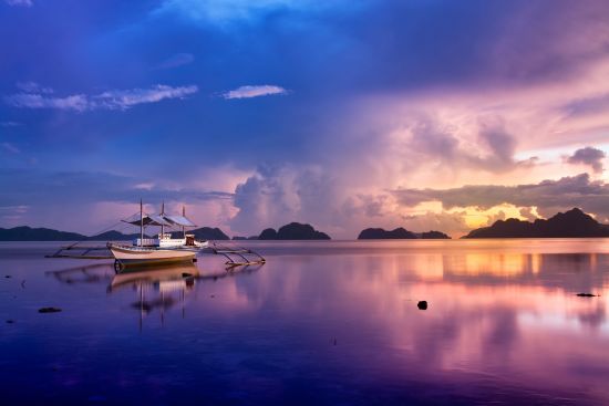 Traumhaftes Palawan: Palawan El Nido tropical sunset with a banca boat