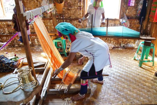 Kayah - Reise in eine verborgene Welt ab Inle Lake: Long necked Kayan Padaung woman weaving on a loom