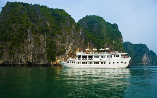 Halong Bucht Kreuzfahrten mit «Legend Halong» Privatboot ab Hanoi: Bhaya-Legend-white-boat1