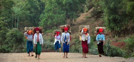 Wandern im malerischen Shan Staat (3 Tage) ab Inle Lake: Shan people carrying wood