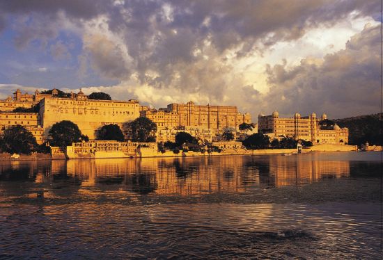 «The Deccan Odyssey» - Im Land der Könige ab Delhi: Udaipur City Palace with Pichola Lake 001