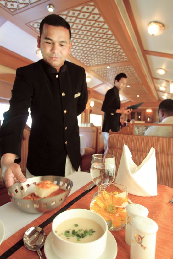 «The Deccan Odyssey» - Im Land der Könige ab Delhi: Service on Deccan Odyssey