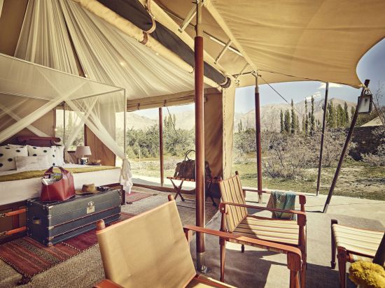 Le Ladakh luxueux de Leh: nubra tent exterior interior