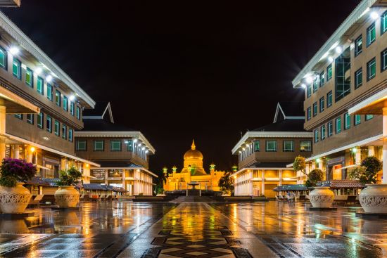Les hauts lieux de Bornéo avec option "Brunei" de Kuching: Sultan Omar Ali Saifudding Mosque at night