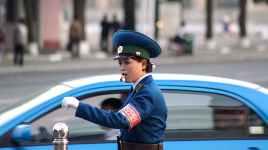 Nordkorea Kompakt ab Pyongyang: Traffic Warden Lady