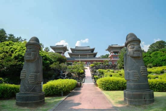 Mietwagen Rundreise «Jeju Island»: Yakcheonsa Temple