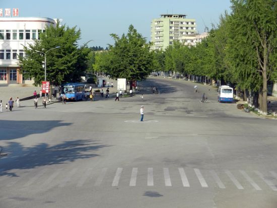 Nordkorea Kompakt ab Pyongyang: Kaesong: Policeman at Nam Southern Gate