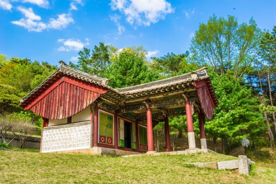 Grand circuit en Corée du Nord de Pyongyang: Red desks house near the Tomb of King Kongmin