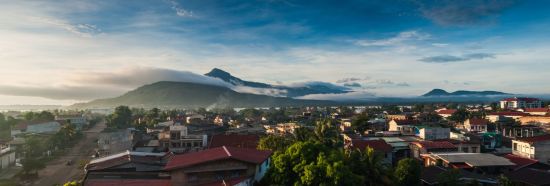 Traversée du sud du Laos à Angkor de Pakse: exterior: beach: Champasak: Pakse city view during sunset