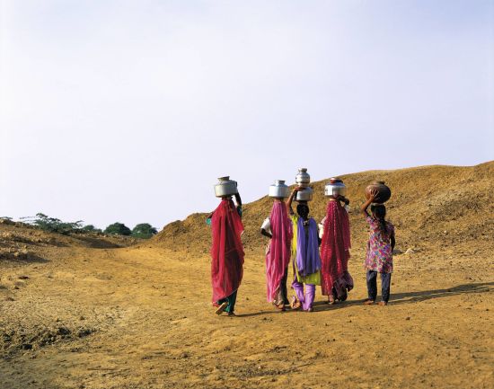 Romantisme des palais et magie du désert de Jodhpur: Desert Thar women carrying water