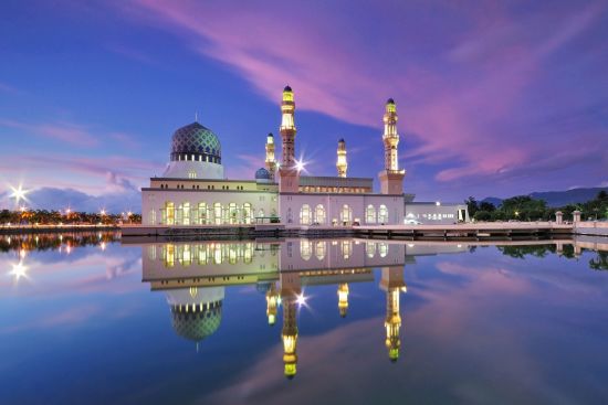 Höhepunkte Borneos ab Kuching: Kota Kinabalu City Floating Mosque