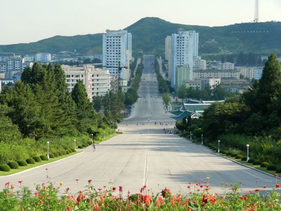 Nordkorea Kompakt ab Pyongyang: Kaesong: Main Road view from Kim Il-sung Statue