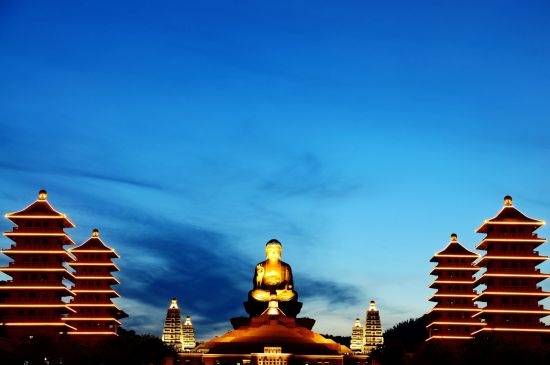 Circuit en voiture de location Taïwan de Taipei: Kaohsiung: Buddha temple