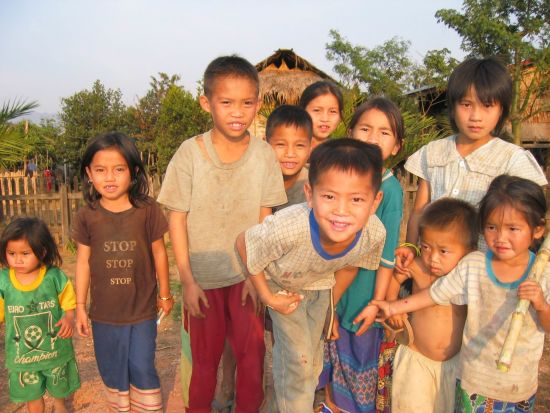 Les beautés naturelles du nord du Laos avec Trekking de Luang Prabang: Laos: curious kids in a village