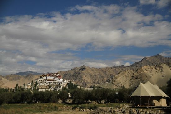 Le Ladakh luxueux de Leh: luxury suite tent sand exterior