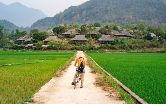 Impressionen Nordvietnams ab Hanoi: Woman on bicycle in Mai Chau valley