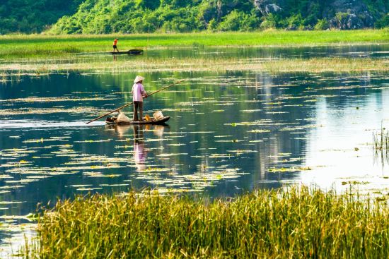 Impressionen Nordvietnams ab Hanoi: Ninh Binh: Daily life in Van Long Natural Preserve